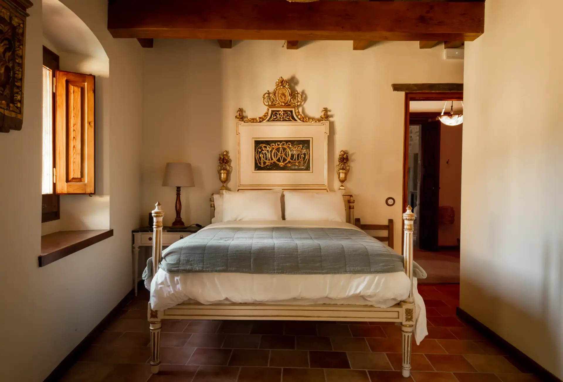 Habitación con cama de matrimonio de estilo clásico y vigas de madera