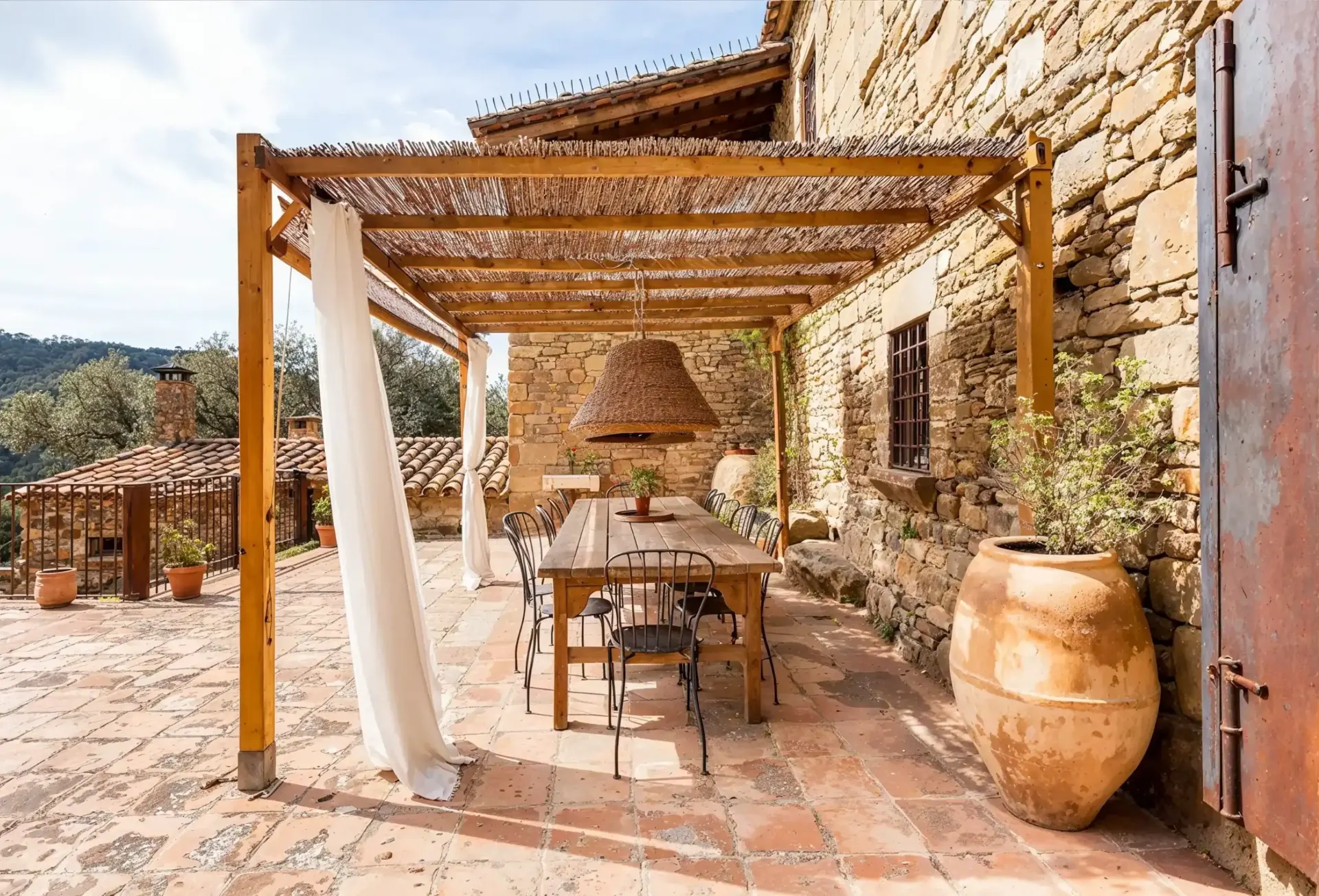 Pérgola de madera y mesa larga para comer al aire libre